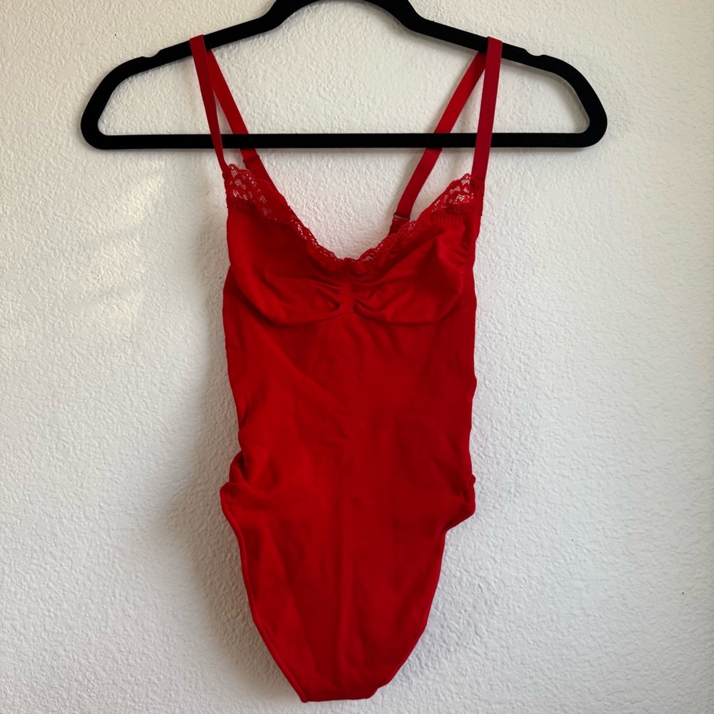 SKIMS Seamless Sculpt Lace Thong Bodysuit – Cayenne (M) NWOT